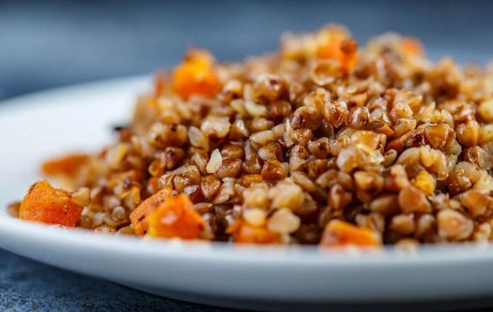 Grano saraceno con cipolle e carote
