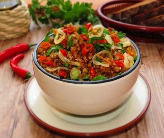 Porridge di grano saraceno con verdure