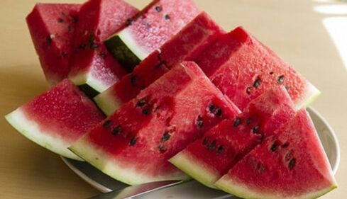 Fette appetitose di bella anguria rossa matura